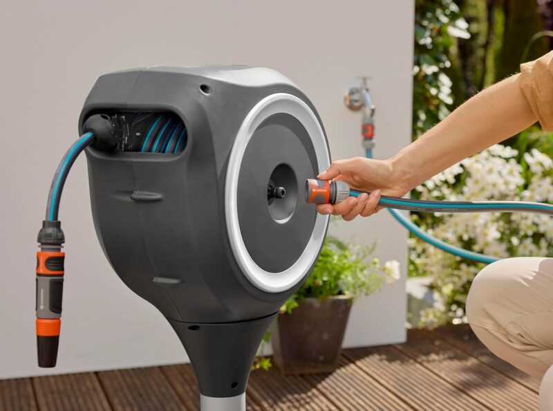 Gardena Terrassen-Schlauchbox RollUp S: Wetterfeste Box mit RollUp-Technologie und 15 m Schlauch – Bild 3