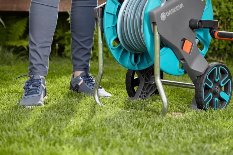 Gardena CleverRoll M Set: Schlauchwagen mit 20 m Classic-Schlauch und Spritze – Bild 3