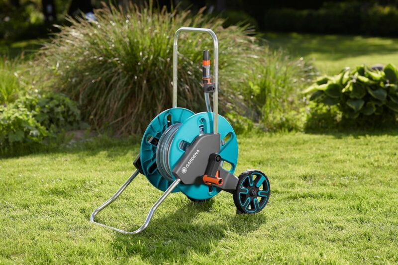 Gardena CleverRoll M Set: Schlauchwagen mit 20 m Classic-Schlauch und Spritze – Bild 2